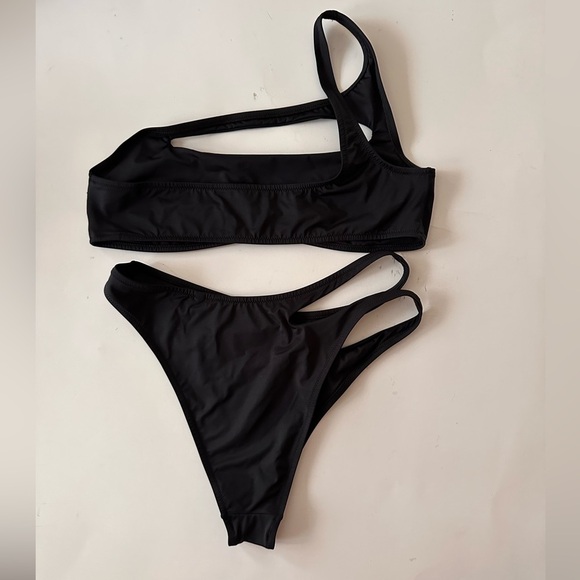 OFF-WHITE Cut Out Bikini Set
Black cut out with OFF stamp in white at front - Picture 4 of 6